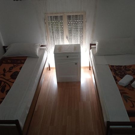 Hostel Vera - Airport Podgorica Mitrovici  Стая снимка