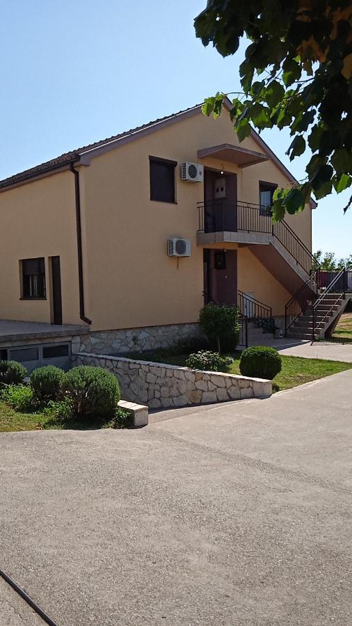Hostel Vera - Airport Podgorica Mitrovici  Екстериор снимка