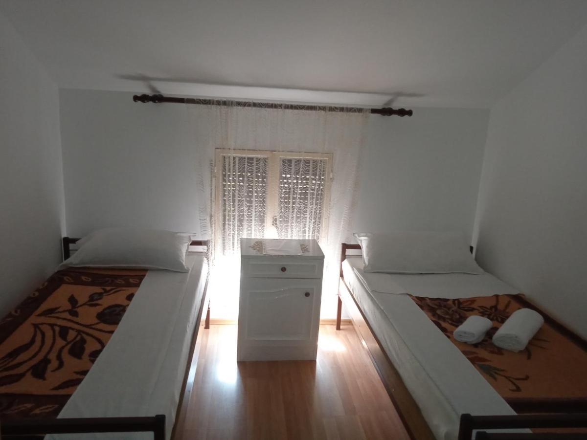 Hostel Vera - Airport Podgorica Mitrovici  Екстериор снимка