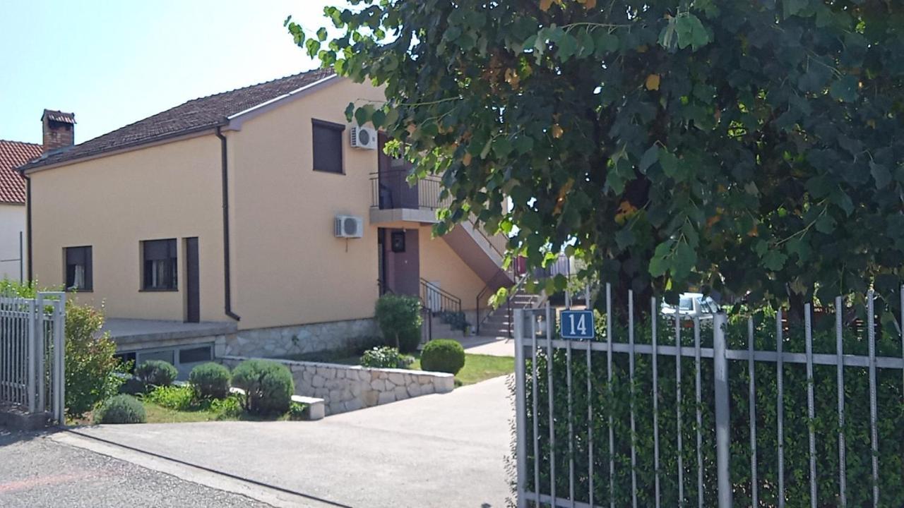 Hostel Vera - Airport Podgorica Mitrovici  Екстериор снимка