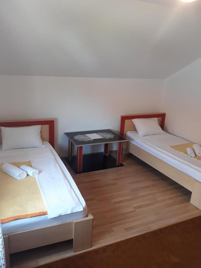 Hostel Vera - Airport Podgorica Mitrovici  Екстериор снимка