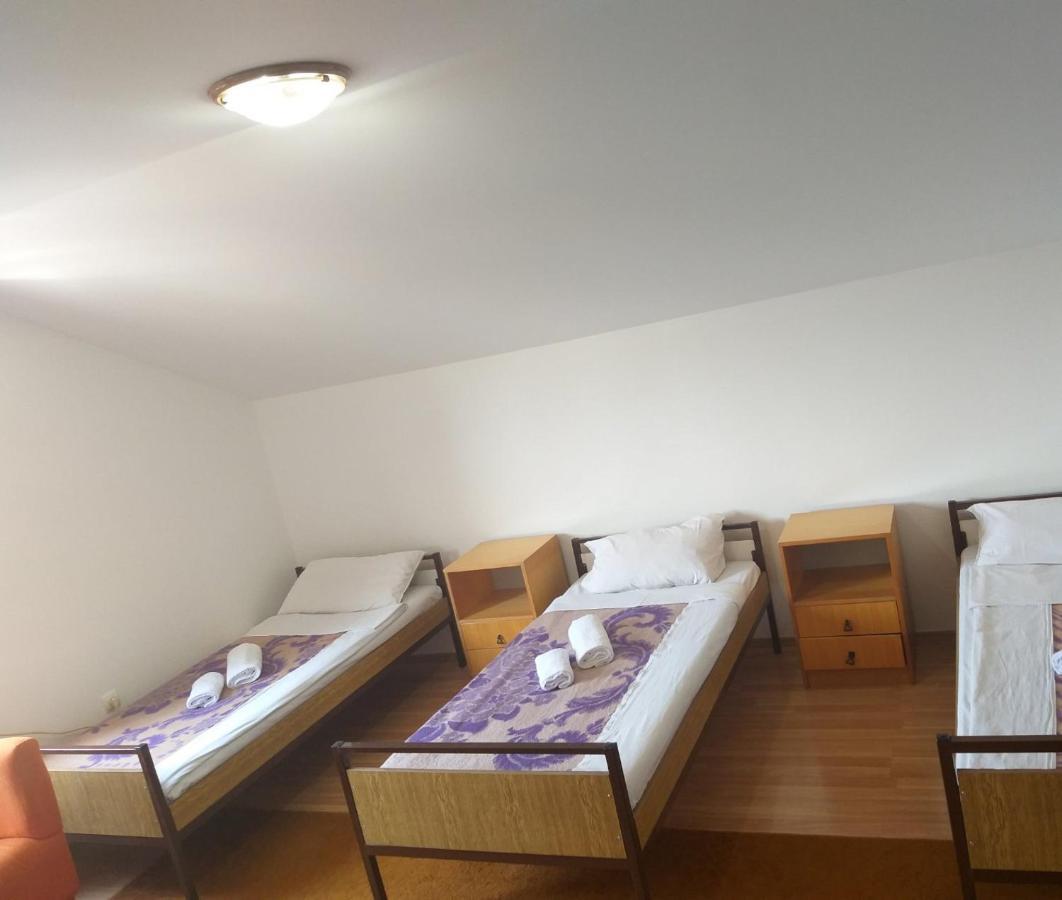Hostel Vera - Airport Podgorica Mitrovici  Екстериор снимка
