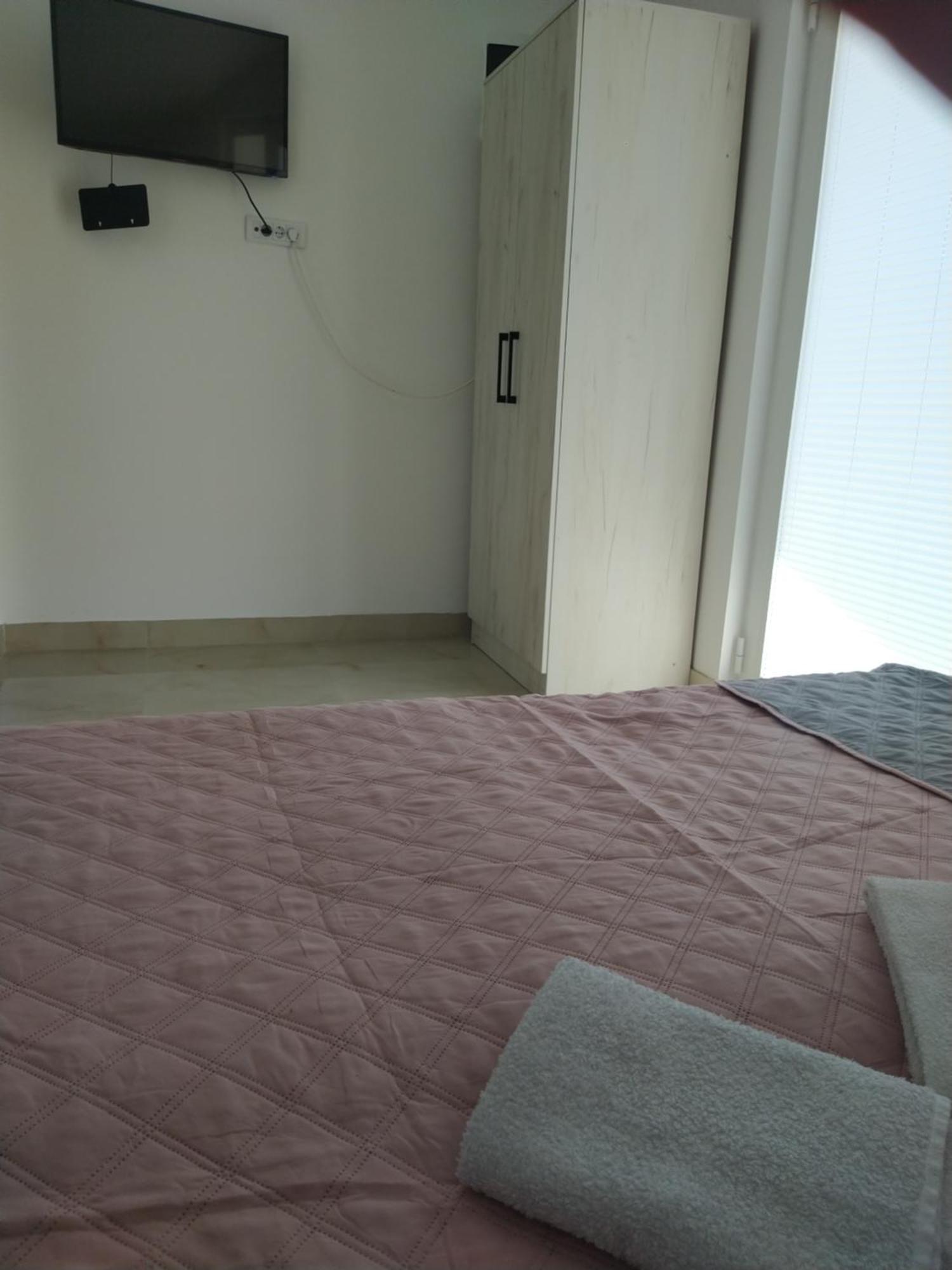 Hostel Vera - Airport Podgorica Mitrovici  Екстериор снимка