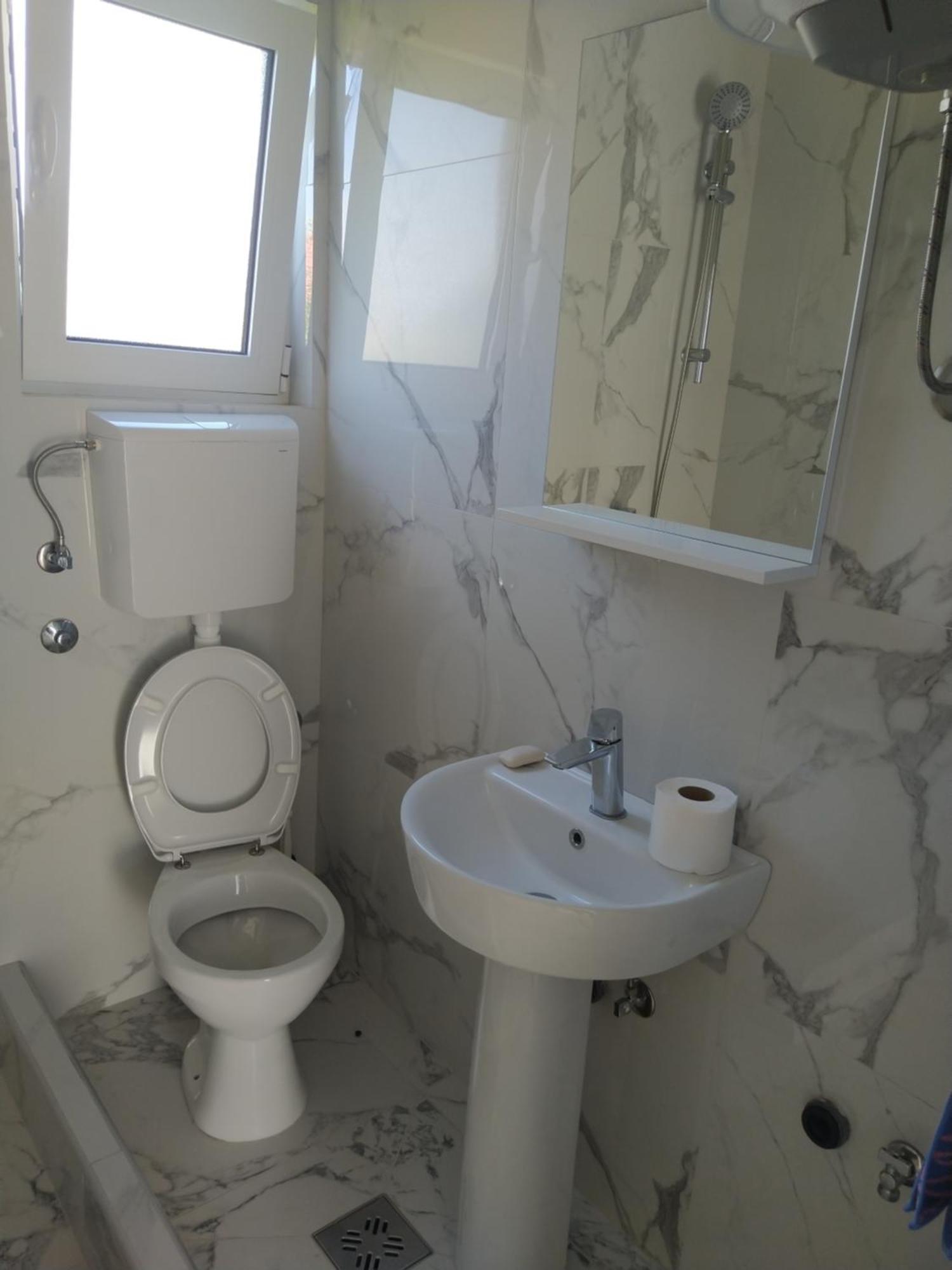 Hostel Vera - Airport Podgorica Mitrovici  Екстериор снимка