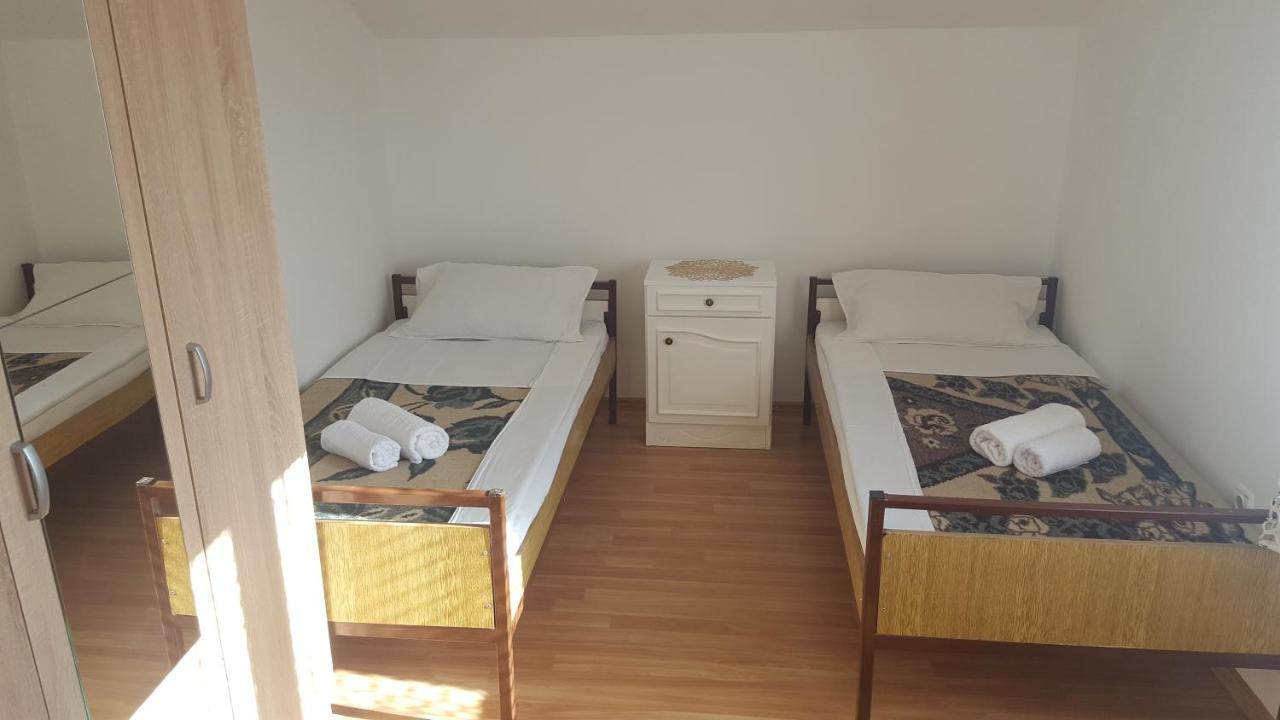 Hostel Vera - Airport Podgorica Mitrovici  Екстериор снимка